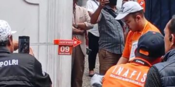 Abraham Michael (26), pelaku pembunuhan satpam saat menjalani rekontruksi disaksikan ibunya.(Foto:Istimewa).