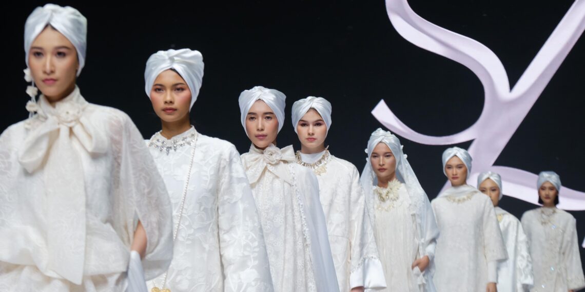 Busana muslim. Indonesia Fashion Aesthetic (IFA) 2025 di Jakarta resmi dibuka Wakil Menteri Ekonomi Kreatif/Wakil Kepala Badan Ekonomi Kreatif (Wamenekraf/Wakabekraf), Irene Umar Senin 10 Februari 2025.