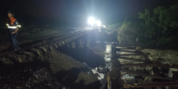 PT Kereta Api Indonesia (KAI) terus melakukan upaya percepatan pemulihan jalur rel yang terdampak banjir di Km 32+5/7, antara Stasiun Karangjati dan Stasiun Gubug, Kabupaten Grobogan.