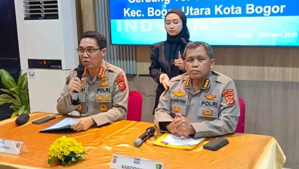 Kabidhumas Polda Jabar, Kombes Pol. Jules Abraham Abast, dan Kabiddokkes, Kombes Pol. Nariyana, saat memberikan keterangan pers.(Foto:Istimewa).