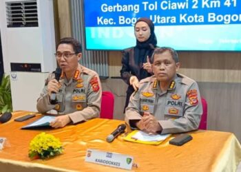 Kabidhumas Polda Jabar, Kombes Pol. Jules Abraham Abast, dan Kabiddokkes, Kombes Pol. Nariyana, saat memberikan keterangan pers.(Foto:Istimewa).