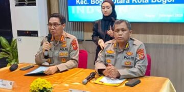 Kabidhumas Polda Jabar, Kombes Pol. Jules Abraham Abast, dan Kabiddokkes, Kombes Pol. Nariyana, saat memberikan keterangan pers.(Foto:Istimewa).