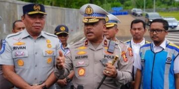 Kakorlantas Polri, Brigjen Pol. Agus Suryonugroho, saat mengecek kondisi Jalan Tol Cipularang.(Foto:Istimewa).