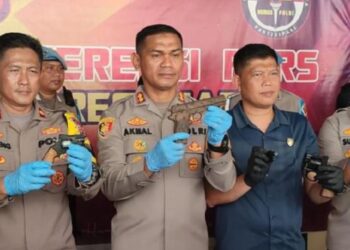 Kapolres Ciamis, AKBP Akmal menunjukkan barang bukti senjata api hasil rakitan tersangka.(Foto:Istimewa).
