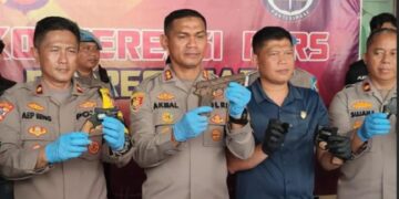 Kapolres Ciamis, AKBP Akmal menunjukkan barang bukti senjata api hasil rakitan tersangka.(Foto:Istimewa).