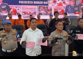 Kapolresta Bogor Kota, Kombes Pol. Eko Prasetyo, menunjukkan senjata api yang digunakan pelaku penembakan.(Foto:Istimewa).