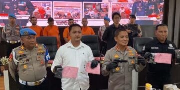 Kapolresta Bogor Kota, Kombes Pol. Eko Prasetyo, menunjukkan senjata api yang digunakan pelaku penembakan.(Foto:Istimewa).