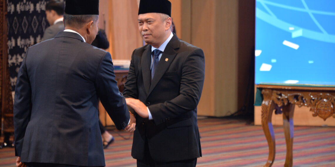 Menteri Perhubungan (Menhub) Dudy Purwagandhi melantik Marsekal Muda TNI Mohammad Syafii sebagai Kepala Badan Nasional Pencarian dan Pertolongan (Basarnas) yang baru di Kantor Kementerian Perhubungan, Jakarta, pada Jumat (21 Februari 2025). Marsekal Muda TNI Mohammad Syafii menggantikan Marsekal Madya TNI Kusworo yang kini telah memasuki usia pensiun.