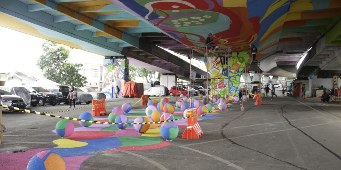 Warga Kota Bandung menyambut positif perubahan wajah kolong Jembatan Pasupati yang kini lebih tertata rapi dan berfungsi sebagai ruang publik kreatif.