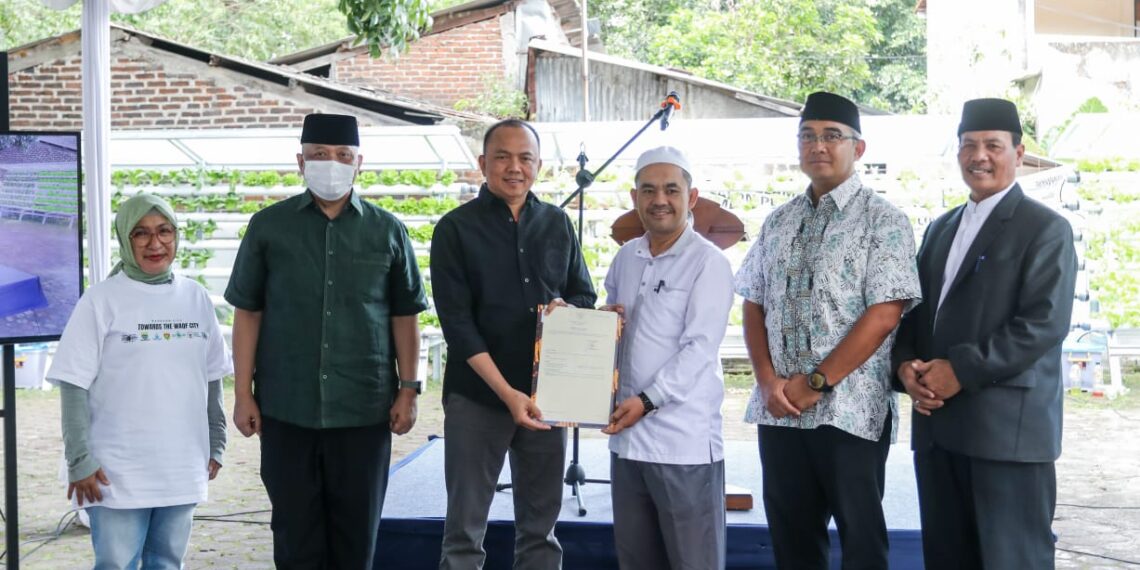 Kota Bandung luncurkan wakaf hijau, kolaborasi Pemerintah Kota Bandung, Kementerian ATR BPN Kota Bandung, PCNU, dan lainnya.