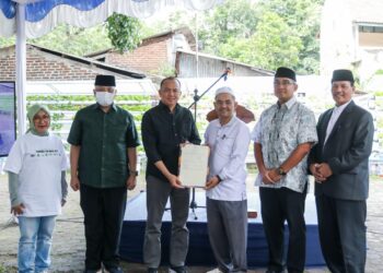Kota Bandung luncurkan wakaf hijau, kolaborasi Pemerintah Kota Bandung, Kementerian ATR BPN Kota Bandung, PCNU, dan lainnya.