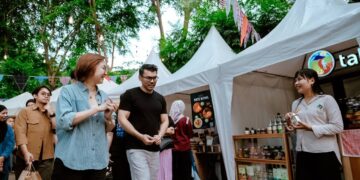 Wakil Menteri Ekonomi Kreatif/Wakil Kepala Badan Ekonomi Kreatif (Wamenekraf/Wakabekraf) Irene Umar berharap dapat berkolaborasi dengan The Local Market.ID untuk meningkatkan kualitas dan kuantitas produk lokal Indonesia. Harapan tersebut disampaikan Irene saat berkunjung ke The Local Market.ID yang berlokasi di Urban Forest Cipete pada Sabtu, 8 Februari 2025.