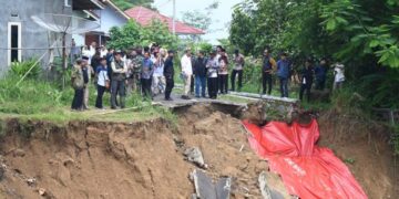 Longsor Desa Cimara Kuningan, Pj Bupati Kuningan Agus Toyib kembali meninjau lokasi bencana longsor yang terjadi di Pemukiman BSPS