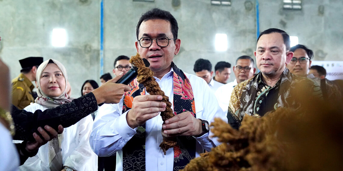 Menteri Perdagangan (Mendag) Budi Santoso melepas ekspor produk mainan gigitan anjing (dog chew) yang terbuat dari kayu kopi dan sabut kelapa senilai Rp35 miliar ke Amerika Serikat (AS) dan kawasan Eropa. Kegiatan pelepasan ekspor ini berlangsung di Kabupaten Purworejo, Jawa Tengah, pada Selasa, 24 Februari 2025.