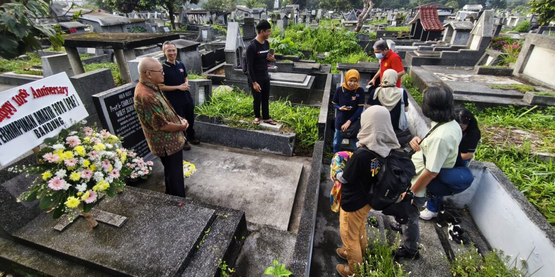 Memperingati hari jadi ke-101 Perhimpunan Amatir Foto (PAF) Bandung, sejumlah anggota PAF menziarahi makam pendiri PAF Wolff Schoemaker di TPU Pandu, Bandung, Sabtu (15/2/2024).