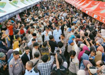Masyarakat Kabupaten Karawang menyambut Aep Syaepuloh dan Maslani yang telah resmi dilantik sebagai Bupati dan Wakil Bupati Karawang