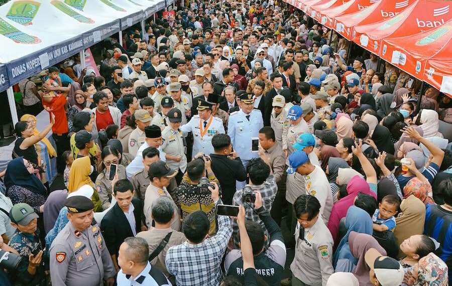 Masyarakat Kabupaten Karawang menyambut Aep Syaepuloh dan Maslani yang telah resmi dilantik sebagai Bupati dan Wakil Bupati Karawang