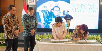 Menteri Perdagangan, Budi Santoso bersama Direktur PT Mitra Adiperkasa (MAP), Handaka Santosa menyaksiskan penandatanganan nota kesepahamanan (MoU) antara pengusaha UMKM dengan MAP Group yang berlangsung di Kantor Kementerian Perdagangan, Jakarta, Kamis (27 Feb). Kesepakatan tersebut berisi agar MAP menyelenggarakan penjualan produk/barang UMKM yang akan dipasok oleh UMKM fesyen lokal.