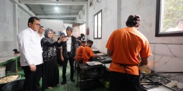 Menteri Perdagangan (Mendag) Budi Santoso melakukan kunjungan ke UMKM pengolah keripik tempe, CV Kahla Global Persada, yang berlokasi di Sukabumi, Jawa Barat, Rabu (19/2).