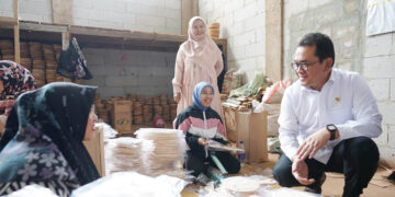Menteri Perdagangan (Mendag) Budi Santoso melakukan kunjungan ke UMKM penghasil peralatan dapur dari kayu, CV Karya Winazar, yang berlokasi di Sukabumi, Jawa Barat, pada Rabu (19/2).