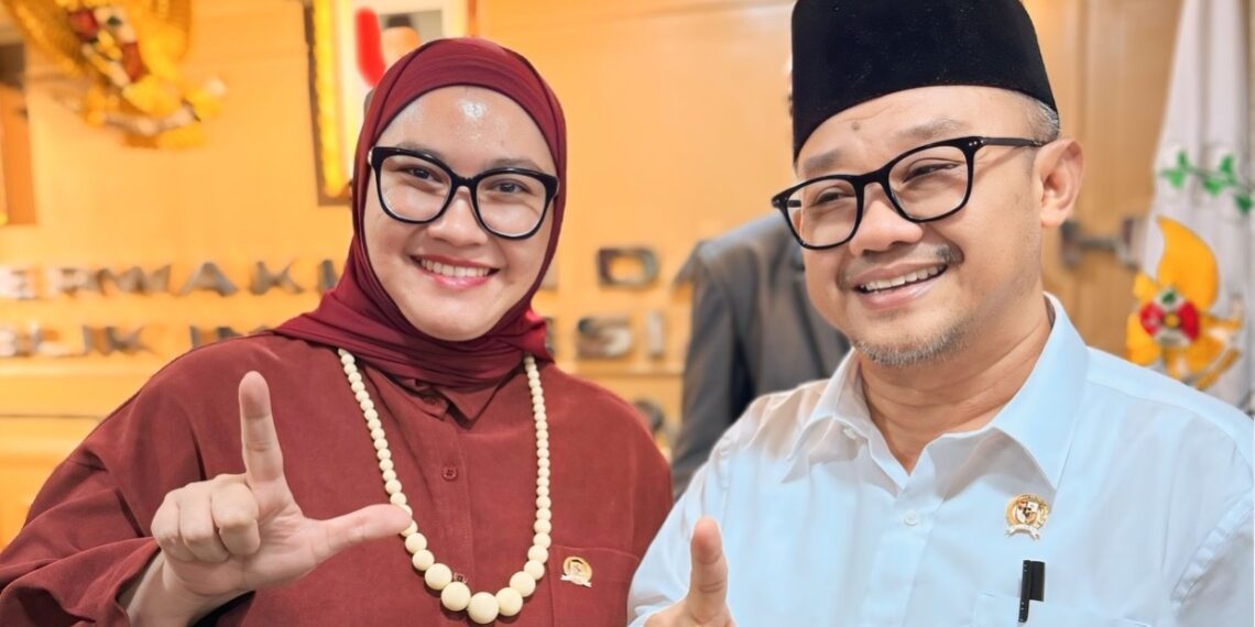 Anggota Komite III Dewan Perwakilan Daerah (DPD) Republik Indonesia (RI) Daerah Pemilihan Jawa Barat (Jabar) Agita Nurfianti dan Menteri Pendidikan Dasar dan Menengah (Mendikdasmen) Prof. Dr. Abdul Mu'ti, M.Ed.