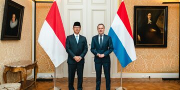 Menteri Luar Negeri Republik Indonesia (Menlu RI) Sugiono melakukan kunjungan kerja ke Belanda pada 21 dan 22 Februari 2025. Dalam kunjungan tersebut, Menlu Sugiono melakukan pertemuan kehormatan dengan Perdana Menteri Belanda, Dick Schoof, pada 21 Februari, dan mengadakan pertemuan bilateral dengan Menteri Luar Negeri Belanda, Caspar Veldkamp, pada 22 Februari di Den Haag.