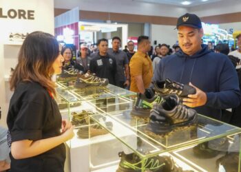 Menteri Pemuda dan Olahraga Republik Indonesia (Menpora RI) Dito Ariotedjo mengunjungi Jakarta Sneaker Day (JSD) 2025 di Jakarta Convention Center (JCC), Senayan, Jakarta, pada Sabtu (15/2).(foto:egan/kemenpora.go.id)