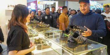 Menteri Pemuda dan Olahraga Republik Indonesia (Menpora RI) Dito Ariotedjo mengunjungi Jakarta Sneaker Day (JSD) 2025 di Jakarta Convention Center (JCC), Senayan, Jakarta, pada Sabtu (15/2).(foto:egan/kemenpora.go.id)