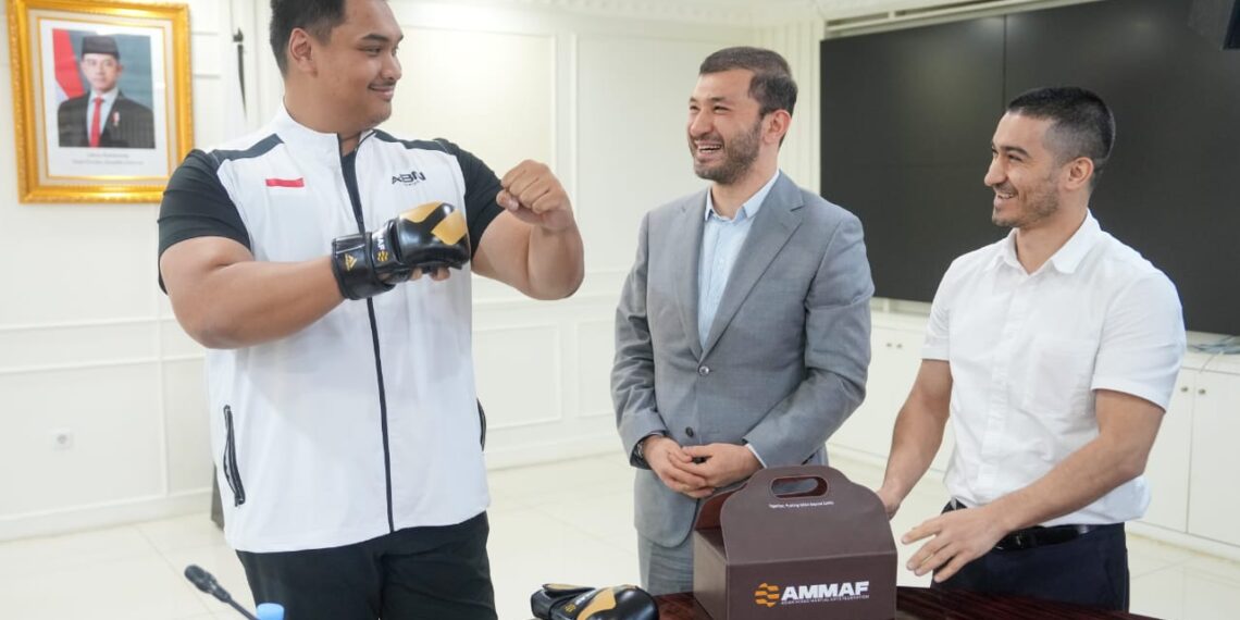Menteri Pemuda dan Olahraga Republik Indonesia (Menpora RI) Dito Ariotedjo hari Senin (24/2) siang menerima kunjungan Presiden Asian Mixed Martial Arts Federation (AMMAF) Davron Juraev serta perwakilan Pengurus Pusat Indonesia Bela Diri Campuran Amatir Mixed Martial Art (PP. IBCA MMA) di ruang rapat lantai 10, Kemenpora, Senayan, Jakarta. (foto:egan/kemenpora.go.id)