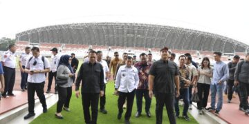 Menteri Pemuda dan Olahraga Republik Indonesia (Menpora RI) Dito Ariotedjo meninjau langsung beberapa venue di kompleks Jakabaring Sport City (JSC), Palembang, Sumatera Selatan seperti Stadion Gelora Sriwijaya, Jakabaring Tenis Center dan arena atletik, Rabu (12/2). (foto:bagus/kemenpora.go.id)