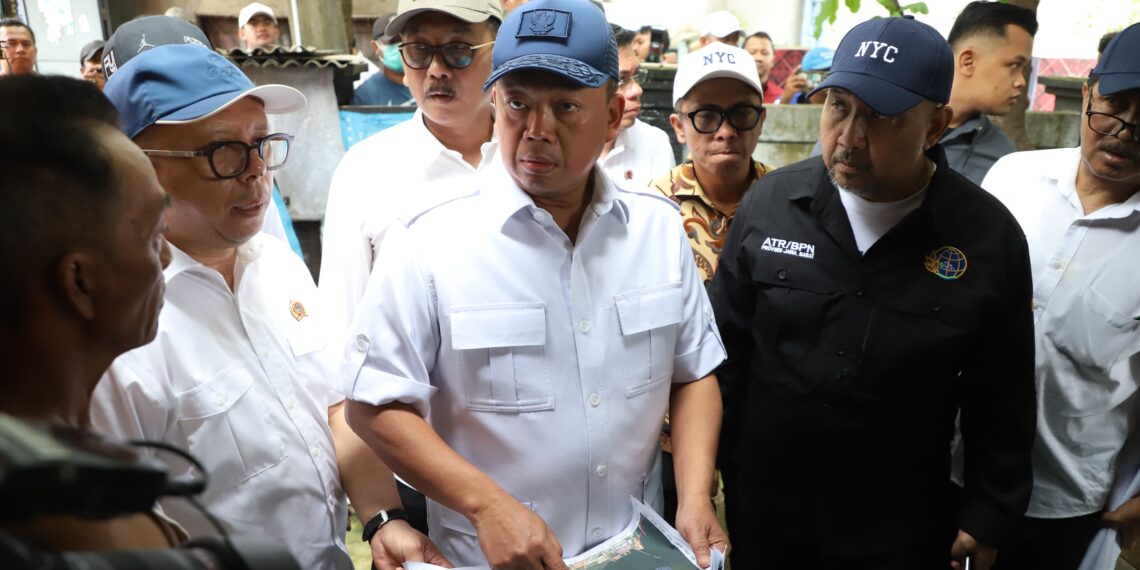 KUNJUNGAN : Menteri Agraria dan Tata Ruang/Badan Pertanahan Nasional Nusron Wahid didampingi Kepala Kantor BPN Kabupaten Bekasi Darman Satia Halomoan Simanjuntak, Mengunjungi rumah warga yang mengalami pergeseran peta bidang tanah sekaligus meninjau area pagar laut di Perairan Pal Jaya, Desa Segarajaya, Kecamatan Tarumajaya. Pada Selasa, (04/02/2025). FOTO : ENDAR RAZIQ B./ NEWSROOM DISKOMINFOSANTIK.