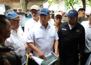 KUNJUNGAN : Menteri Agraria dan Tata Ruang/Badan Pertanahan Nasional Nusron Wahid didampingi Kepala Kantor BPN Kabupaten Bekasi Darman Satia Halomoan Simanjuntak, Mengunjungi rumah warga yang mengalami pergeseran peta bidang tanah sekaligus meninjau area pagar laut di Perairan Pal Jaya, Desa Segarajaya, Kecamatan Tarumajaya. Pada Selasa, (04/02/2025). FOTO : ENDAR RAZIQ B./ NEWSROOM DISKOMINFOSANTIK.