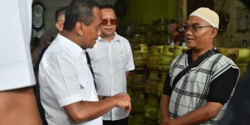 Menteri ESDM Bahlil Lahadalia dialog dengan warga