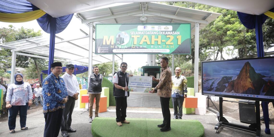 Penjabat Wali Kota Bandung, A. Koswara, secara resmi membuka operasional Tempat Pengolahan Sampah Terpadu (TPST) Motah Bakul Agamis yang terletak di Jalan Rengas RW 06, Kelurahan Gempolsari, Kecamatan Bandung Kulon, pada Senin, 17 Februari 2025.