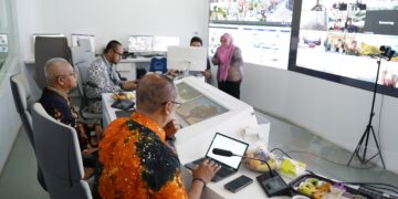 Sekda Garut, Nurdin Yana, dan Kepala Bappeda Garut, Didit Fajar Putradi, menyimak arahan Bupati Garut, Abdusy Syakur Amin, dalam Musrenbang Tingkat Kecamatan di Gedung Command Center, Pendopo Garut, Jumat (21/2/2025). Acara ini diikuti oleh berbagai pemangku kepentingan secara daring dan luring untuk membahas perencanaan pembangunan daerah tahun 2026. (Foto : Ridwan Nur Faozan & Nindi Nurdiyanti/Diskominfo Kabupaten Garut)