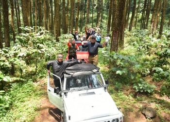 Pj. Bupati Sumedang, Yudia, bersama dengan para pimpinan perangkat daerah, mencoba lintasan offroad dengan menggunakan jip berpenggerak 4 roda di kaki Gunung Tampomas, kawasan Padayungan, Desa Padasari, Kecamatan Cimalaka, Kamis (13/2/2025).