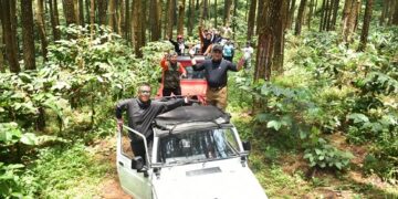 Pj. Bupati Sumedang, Yudia, bersama dengan para pimpinan perangkat daerah, mencoba lintasan offroad dengan menggunakan jip berpenggerak 4 roda di kaki Gunung Tampomas, kawasan Padayungan, Desa Padasari, Kecamatan Cimalaka, Kamis (13/2/2025).