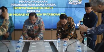 Masyarakat Kabupaten Garut kini tidak perlu jauh-jauh lagi urus paspor ke Tasikmalaya, karena Mal Pelayanan Publik (MPP) Kabupaten Garut telah menyediakan layanan pembuatan paspor setiap hari Senin dan Kamis.