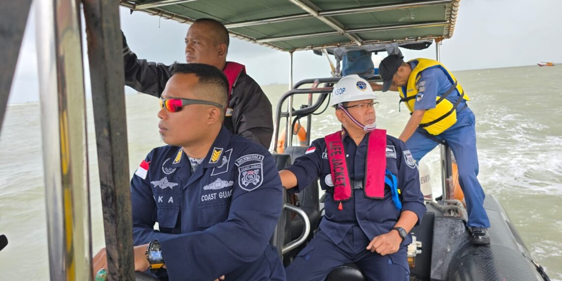 KSOP Kelas I Tanjung Emas Mochamad Abduh menggunakan rigid inflatable boat (RIB) KPLP KSOP Tanjung Emas melakukan inspeksi alur perairan pelabuhan. (Dok. Istimewa)