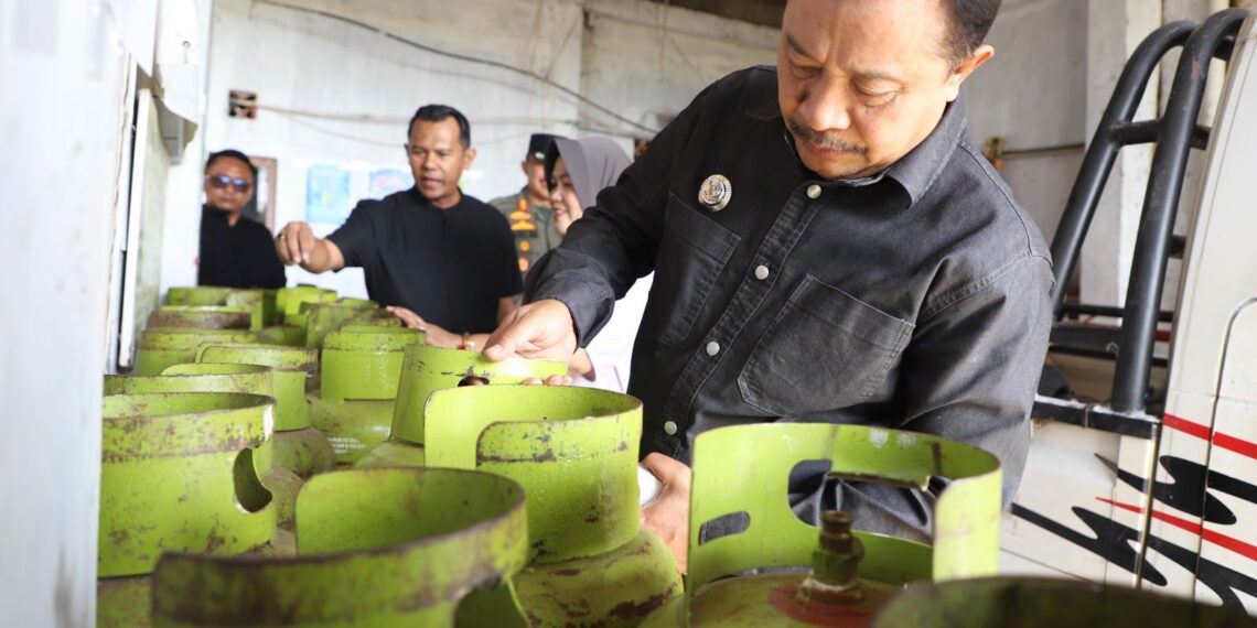 Penjabat (Pj) Bupati Garut, Barnas Adjidin, melakukan monitoring terkait ketersediaan gas LPG 3 kg di Kampung Malati, Desa Pasirwangi, Kecamatan Pasirwangi, Kabupaten Garut, pada Kamis (5/2/2025).