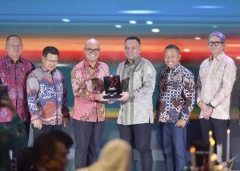 Mewakili Menteri Pemuda dan Olahraga Republik Indonesia (Menpora RI), Direktur Utama LPDUK (Lembaga Pengelola Dana dan Usaha Keolahragaan) Kemenpora Ferry Kono, menghadiri Appreciation Night Pertamina Grand Prix of Indonesia 2024 di Glass House, Hutan Kota By Plataran, Jakarta, Jumat (7/2) malam.(foto:bagus/kemenpora.go.id)