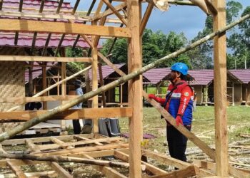 Perwira Kilang Balongan merespon cepat bangun huntara korban bencana alam di Kabupaten Sukabimi. (Dok. Istimewa)