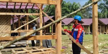 Perwira Kilang Balongan merespon cepat bangun huntara korban bencana alam di Kabupaten Sukabimi. (Dok. Istimewa)