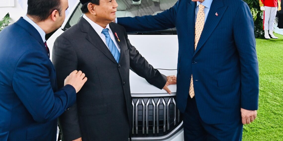 Pemerintah Turkiye secara resmi menyerahkan satu unit mobil listrik Togg T10X kepada Pemerintah Republik Indonesia sebagai simbol persahabatan dan hubungan erat yang telah terjalin selama tujuh dekade. Penyerahan tersebut secara simbolis diberikan oleh Presiden Turkiye Recep Tayyip Erdoğan kepada Presiden Republik Indonesia Prabowo Subianto pada Rabu, 12 Februari 2025 di Istana Kepresidenan Bogor, Provinsi Jawa Barat.