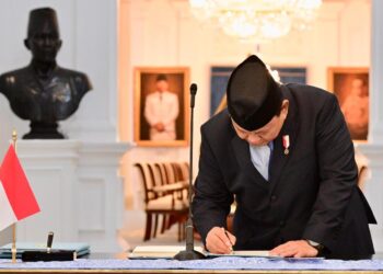 Presiden Prabowo Subianto secara resmi menandatangani tiga produk hukum yang berperan penting dalam pengelolaan Badan Usaha Milik Negara (BUMN) dan investasi strategis nasional. Ketiga produk hukum tersebut secara langsung ditandatangani oleh Presiden Prabowo di Istana Merdeka, Jakarta, pada Senin, 24 Februari 2025.