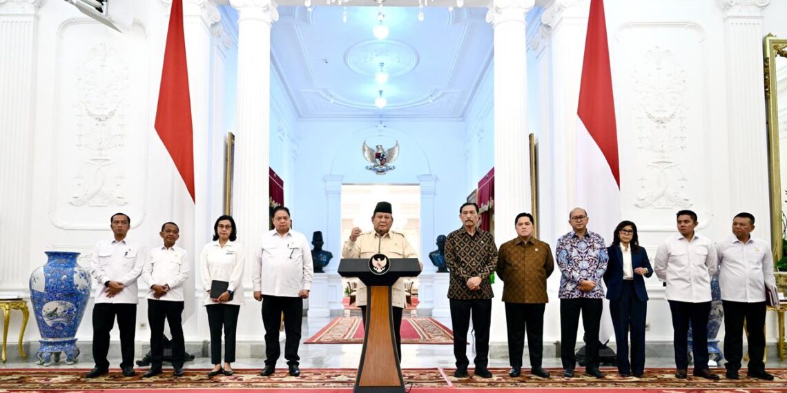Presiden Prabowo Subianto, didampingi sejumlah Menteri dan Pejabat, mengumumkan kebijakan pemerintah dalam memperkuat ketahanan ekonomi nasional melalui kewajiban penyimpanan Devisa Hasil Ekspor Sumber Daya Alam (DHE SDA) di dalam negeri, yang diumumkan dalam konferensi pers di Istana Merdeka, Jakarta, pada Senin (17/02/2025). (Foto: BPMI Setpres)