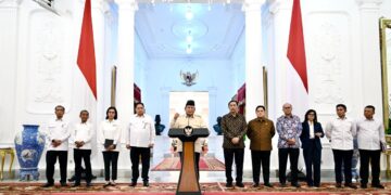 Presiden Prabowo Subianto, didampingi sejumlah Menteri dan Pejabat, mengumumkan kebijakan pemerintah dalam memperkuat ketahanan ekonomi nasional melalui kewajiban penyimpanan Devisa Hasil Ekspor Sumber Daya Alam (DHE SDA) di dalam negeri, yang diumumkan dalam konferensi pers di Istana Merdeka, Jakarta, pada Senin (17/02/2025). (Foto: BPMI Setpres)