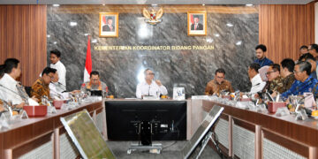 Menteri Perdagangan, Budi Santoso menghadiri Rapat Koordinasi Terbatas (Rakortas) Ketersediaan Pasokan dan Harga Pangan Menjelang Ramadan dan Idulfitri 1446 H yang berlangsung di Kantor Kemenko Bidang Pangan, Jakarta, Rabu (26 Feb). Rakortas dipimpin oleh Menteri Koordinator Bidang Pangan, Zulkifli Hasan.