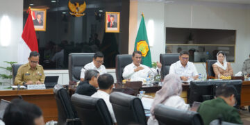 Wakil Menteri Perdagangan, Dyah Roro Esti menghadiri rapat koordinasi terkait persiapan operasi pasar menjelang puasa dan lebaran 2025 yang berlangsung di Kementerian Pertanian, Jakarta, Senin (17 Feb). Rakor tersebut dipimpin oleh Menteri Pertanian, Andi Amran Sulaiman.