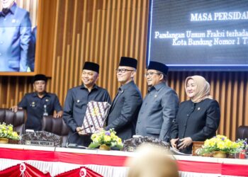 Penjabat Wali Kota Bandung, A. Koswara, memberikan jawaban atas pandangan umum fraksi-fraksi DPRD Kota Bandung terkait Rancangan Peraturan Daerah (Raperda) tentang perubahan Peraturan Daerah (Perda) Kota Bandung Nomor 1 Tahun 2024 tentang Pajak Daerah dan Retribusi Daerah. Jawaban ini disampaikan secara tertulis dalam Rapat Paripurna DPRD Kota Bandung ke-8, Senin (17/2/2025).